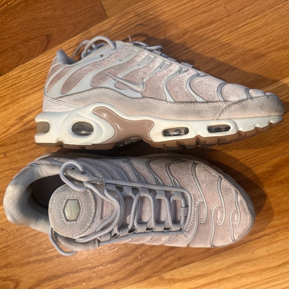 Nike Air Max Plus in Soft Gray/Pink